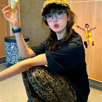 娇萌甜妻求贴贴